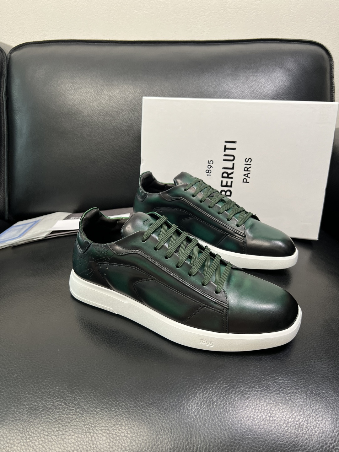 Berluti 高品质 顶级工艺品 布鲁提 专柜同步发售原厂配置，意大利进口牛皮面料，全进口水染牛皮里垫