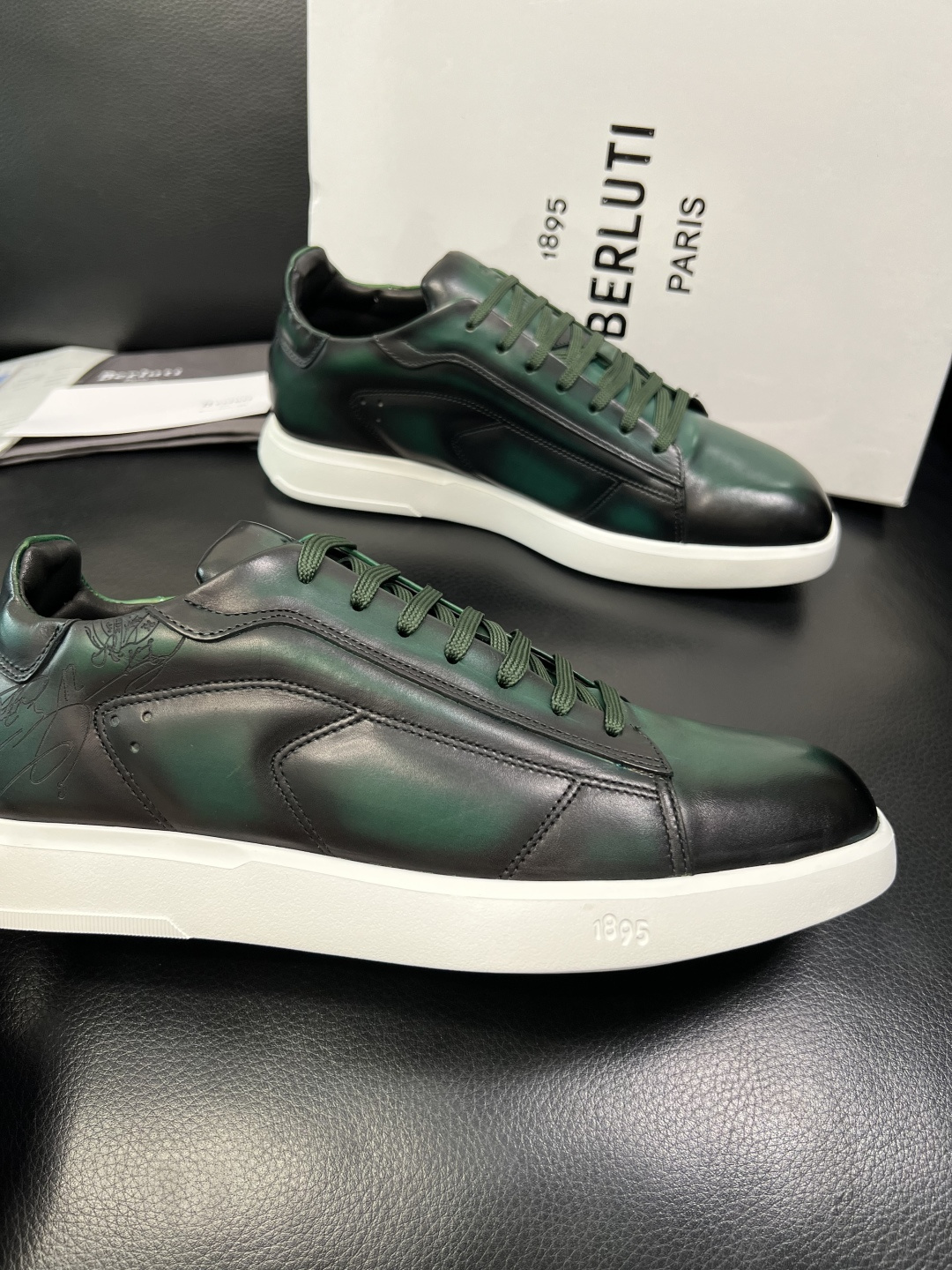 Berluti 高品质 顶级工艺品 布鲁提 专柜同步发售原厂配置，意大利进口牛皮面料，全进口水染牛皮里垫
