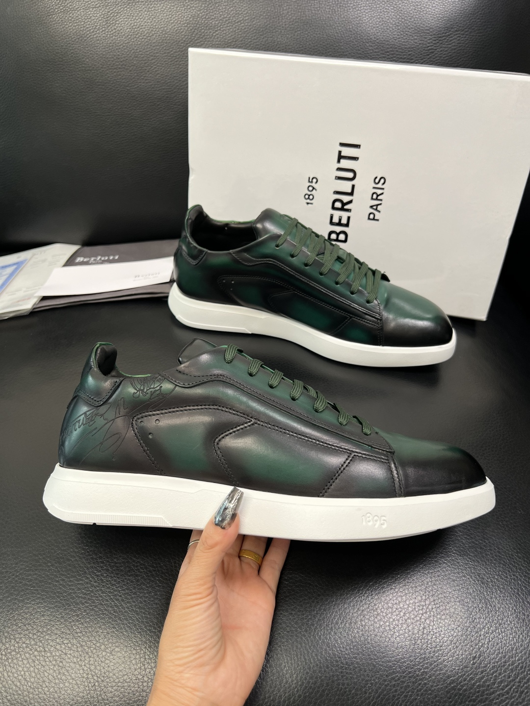 Berluti 高品质 顶级工艺品 布鲁提 专柜同步发售原厂配置，意大利进口牛皮面料，全进口水染牛皮里垫