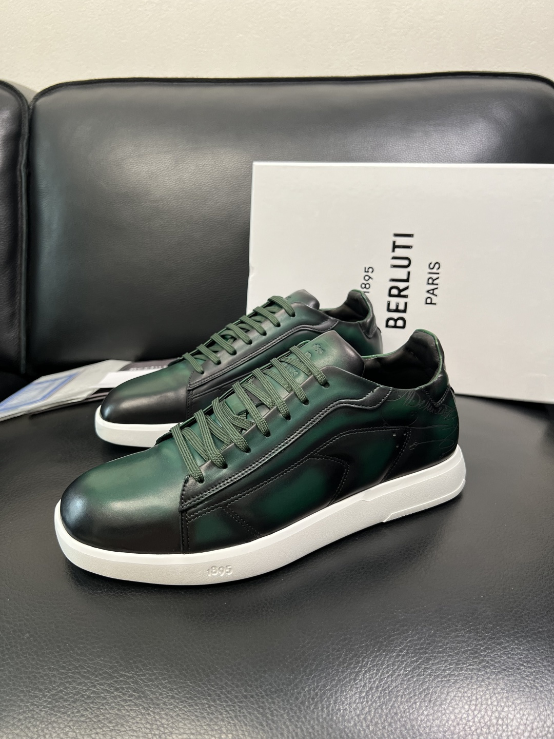 Berluti 高品质 顶级工艺品 布鲁提 专柜同步发售原厂配置，意大利进口牛皮面料，全进口水染牛皮里垫