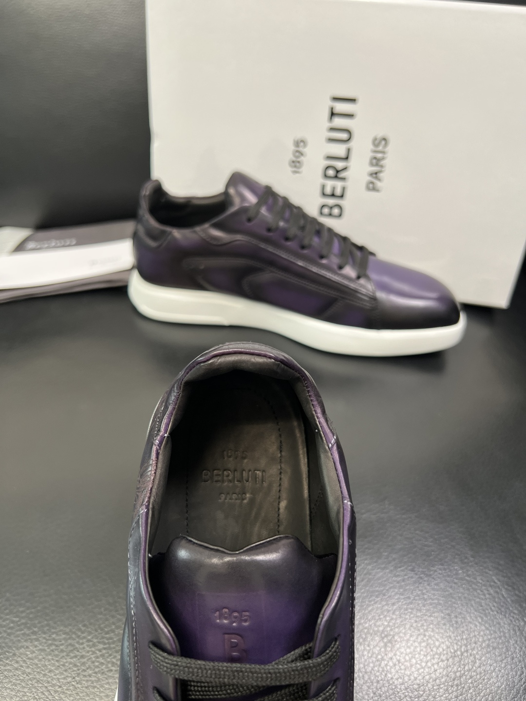Berluti 高品质 顶级工艺品 布鲁提 专柜同步发售原厂配置，意大利进口牛皮面料，全进口水染牛皮里垫