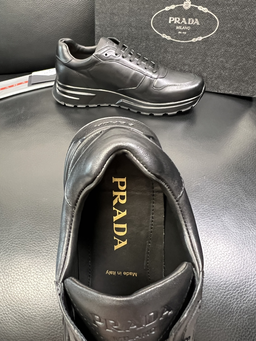 Prada 顶级工艺品，普拉达 专柜同步，原厂配置意大利进口牛皮面料，进口牛皮内里垫，透气舒适，鞋底：原