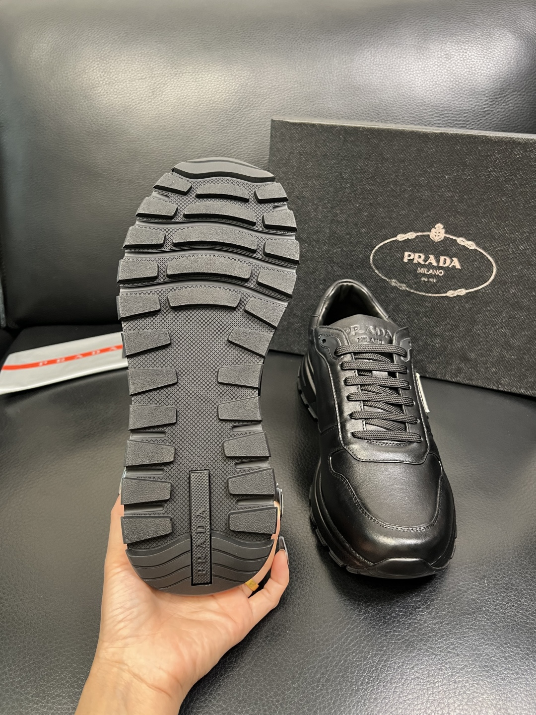 Prada 顶级工艺品，普拉达 专柜同步，原厂配置意大利进口牛皮面料，进口牛皮内里垫，透气舒适，鞋底：原