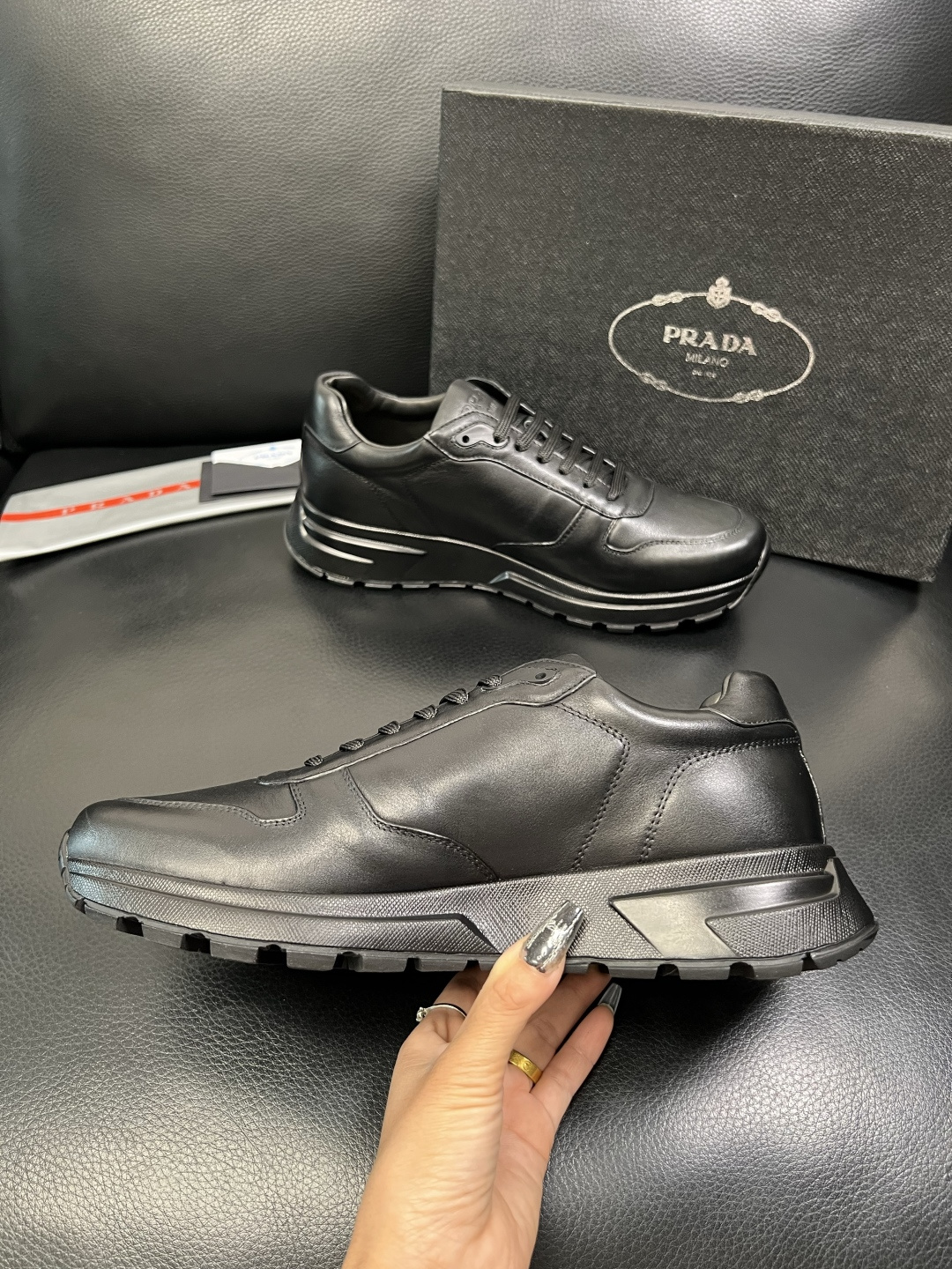 Prada 顶级工艺品，普拉达 专柜同步，原厂配置意大利进口牛皮面料，进口牛皮内里垫，透气舒适，鞋底：原