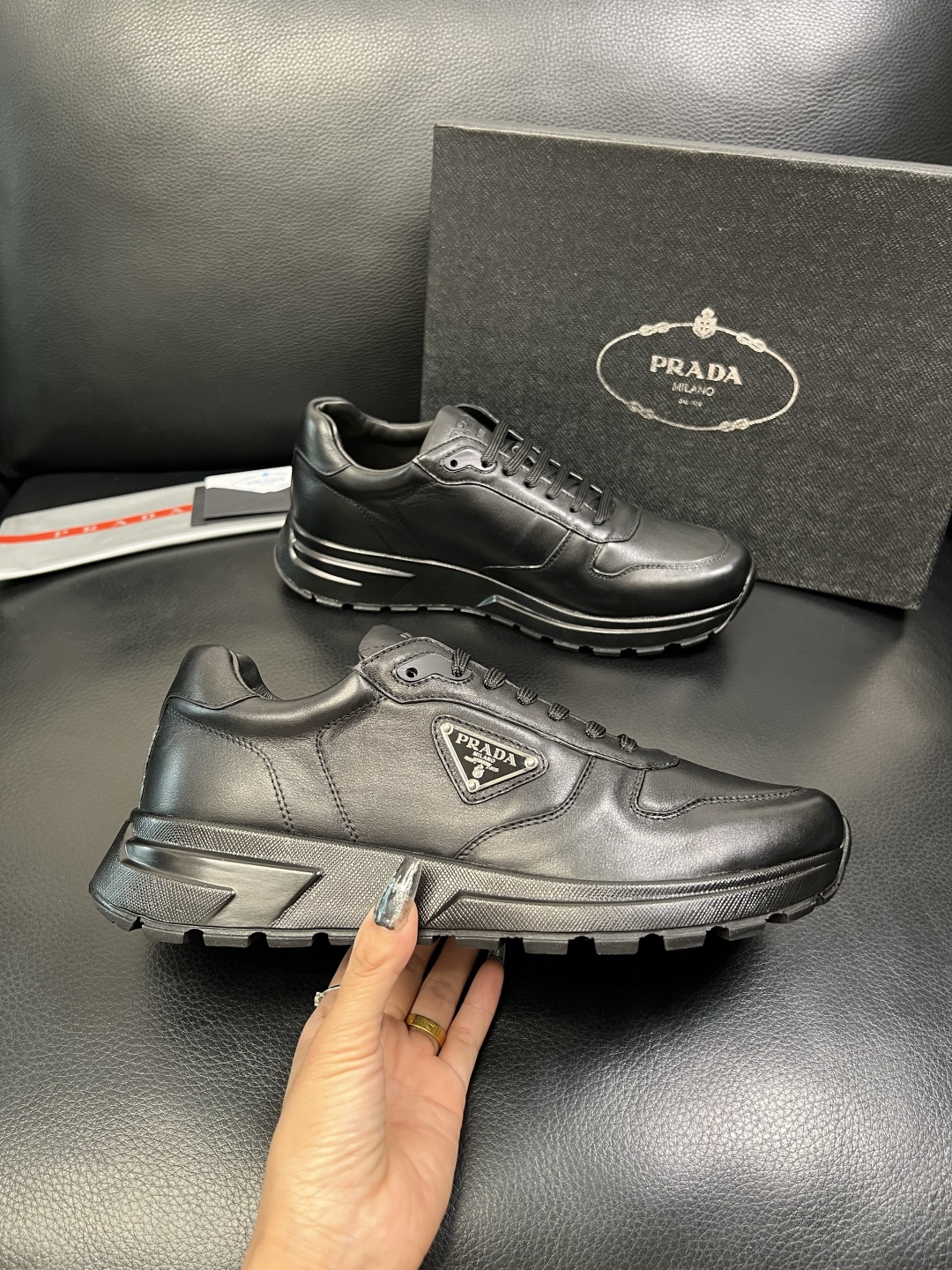 Prada 顶级工艺品，普拉达 专柜同步，原厂配置意大利进口牛皮面料，进口牛皮内里垫，透气舒适，鞋底：原