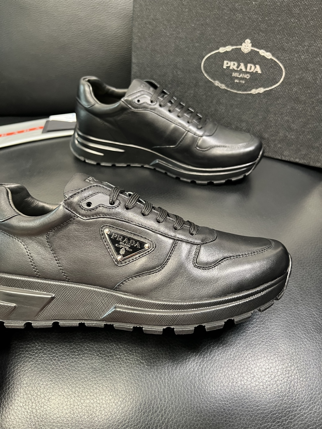 Prada 顶级工艺品，普拉达 专柜同步，原厂配置意大利进口牛皮面料，进口牛皮内里垫，透气舒适，鞋底：原