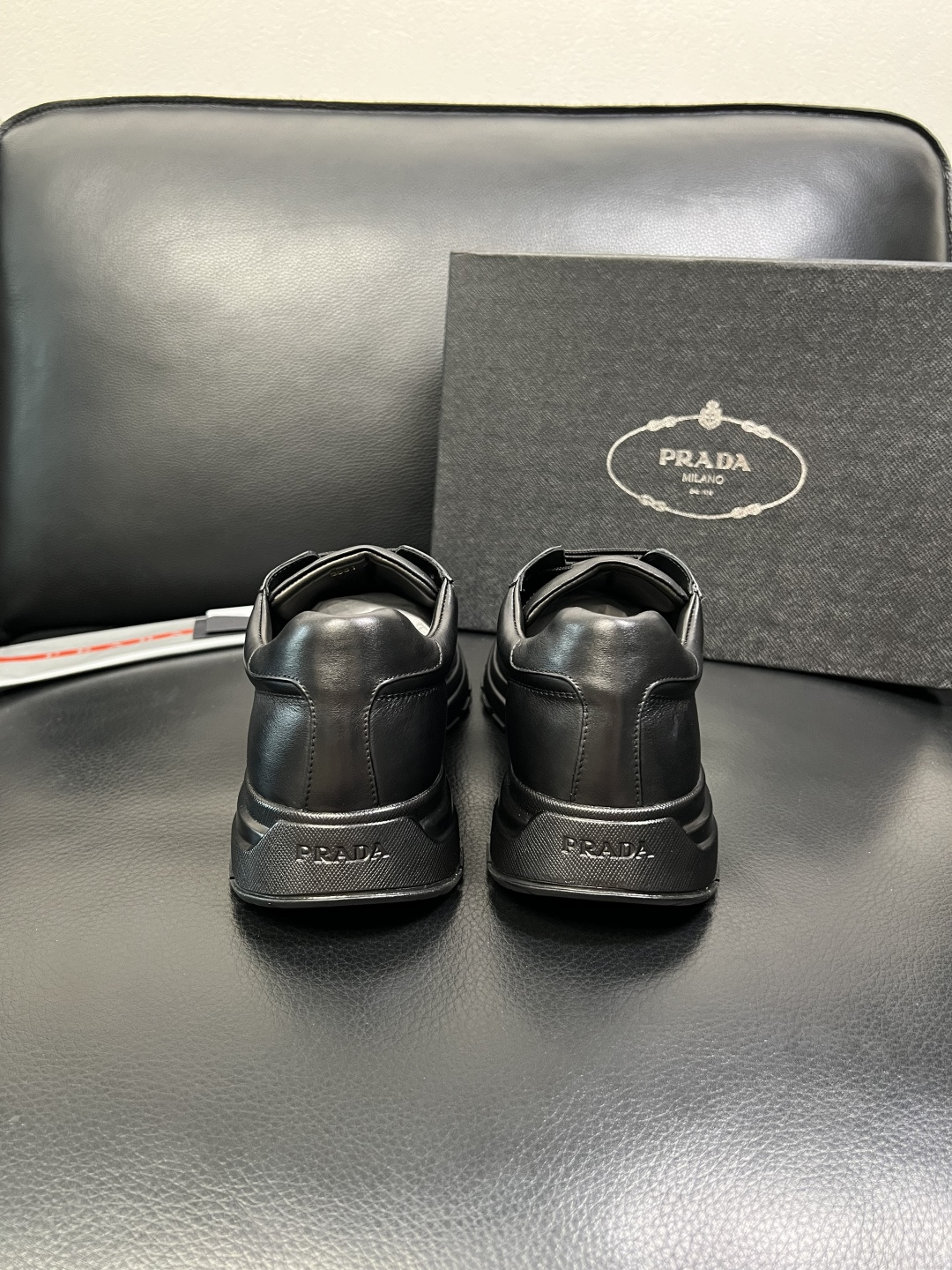 Prada 顶级工艺品，普拉达 专柜同步，原厂配置意大利进口牛皮面料，进口牛皮内里垫，透气舒适，鞋底：原