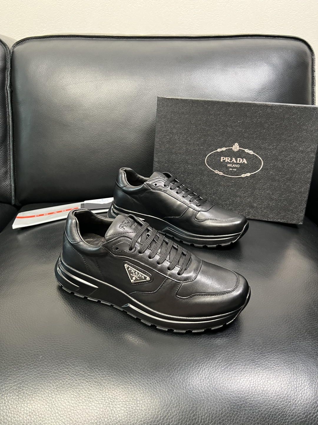 Prada 顶级工艺品，普拉达 专柜同步，原厂配置意大利进口牛皮面料，进口牛皮内里垫，透气舒适，鞋底：原