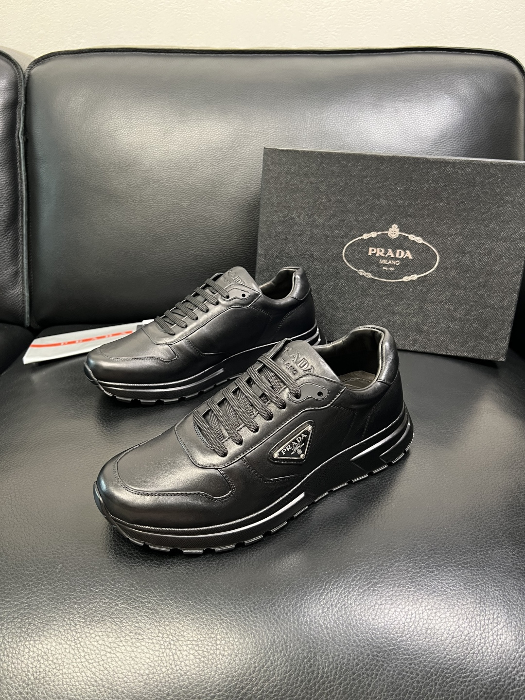 Prada 顶级工艺品，普拉达 专柜同步，原厂配置意大利进口牛皮面料，进口牛皮内里垫，透气舒适，鞋底：原