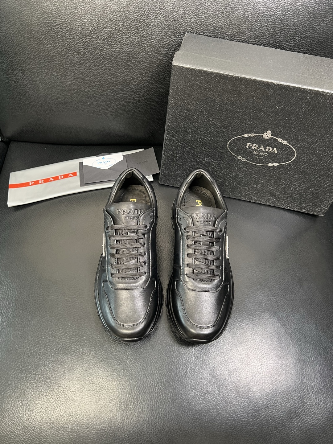 Prada 顶级工艺品，普拉达 专柜同步，原厂配置意大利进口牛皮面料，进口牛皮内里垫，透气舒适，鞋底：原