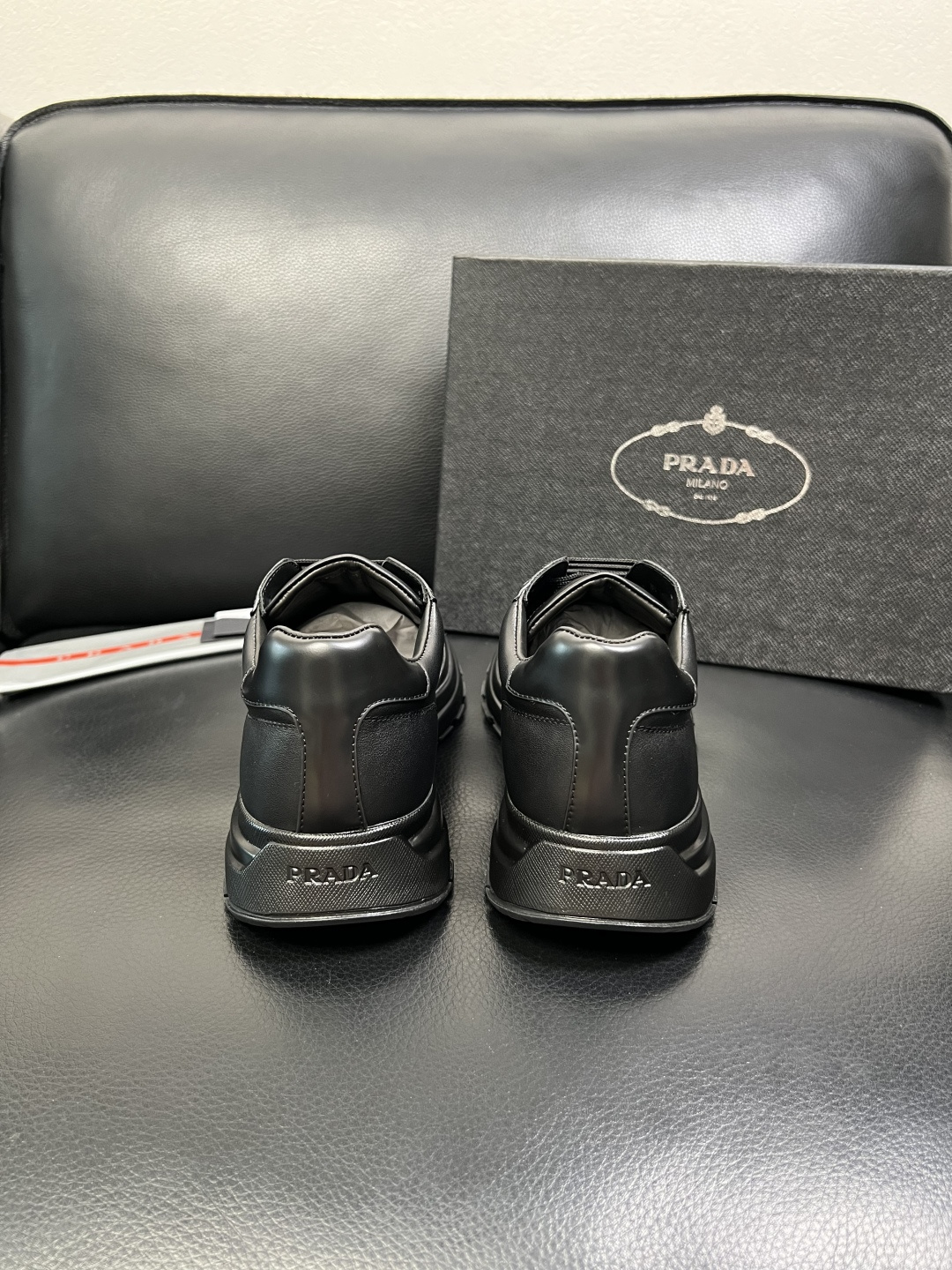 Prada 顶级工艺品，普拉达 专柜同步，原厂配置意大利进口牛皮开边珠面料，进口牛皮内里垫，透气舒适，鞋