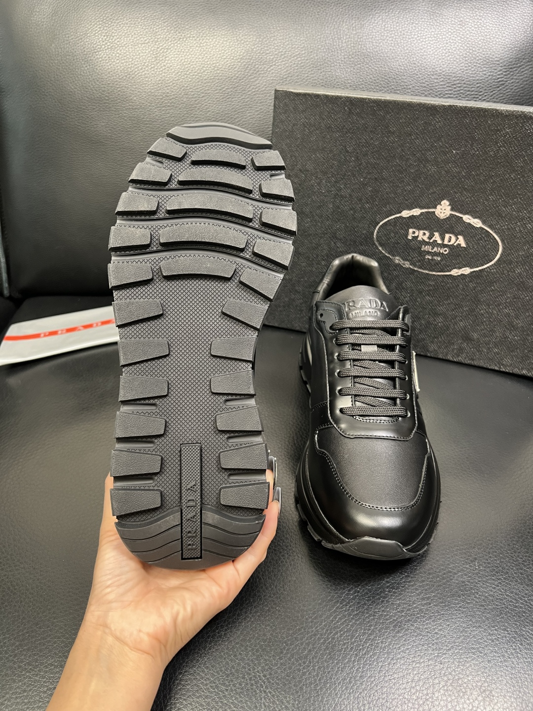 Prada 顶级工艺品，普拉达 专柜同步，原厂配置意大利进口牛皮开边珠面料，进口牛皮内里垫，透气舒适，鞋