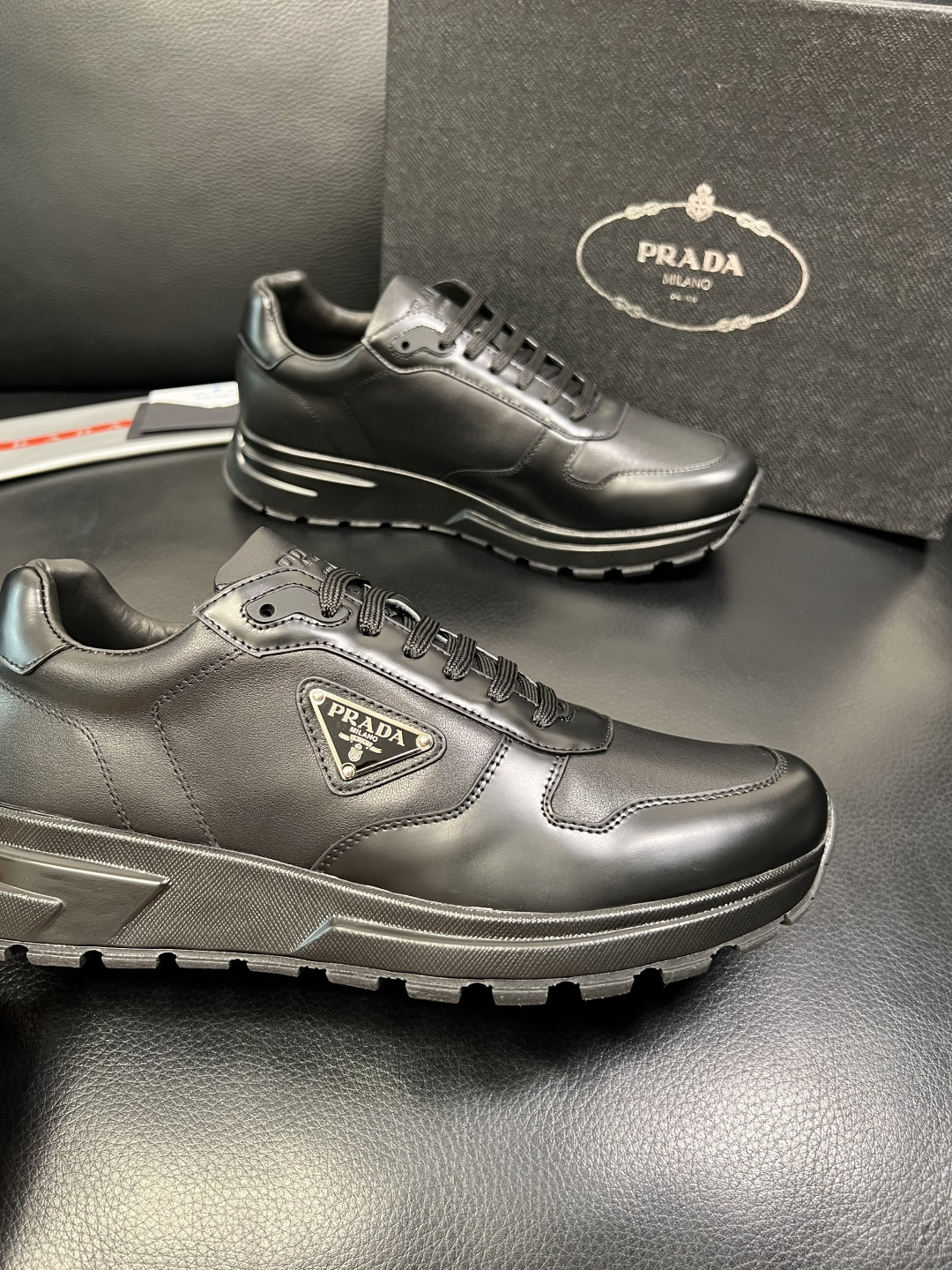 Prada 顶级工艺品，普拉达 专柜同步，原厂配置意大利进口牛皮开边珠面料，进口牛皮内里垫，透气舒适，鞋