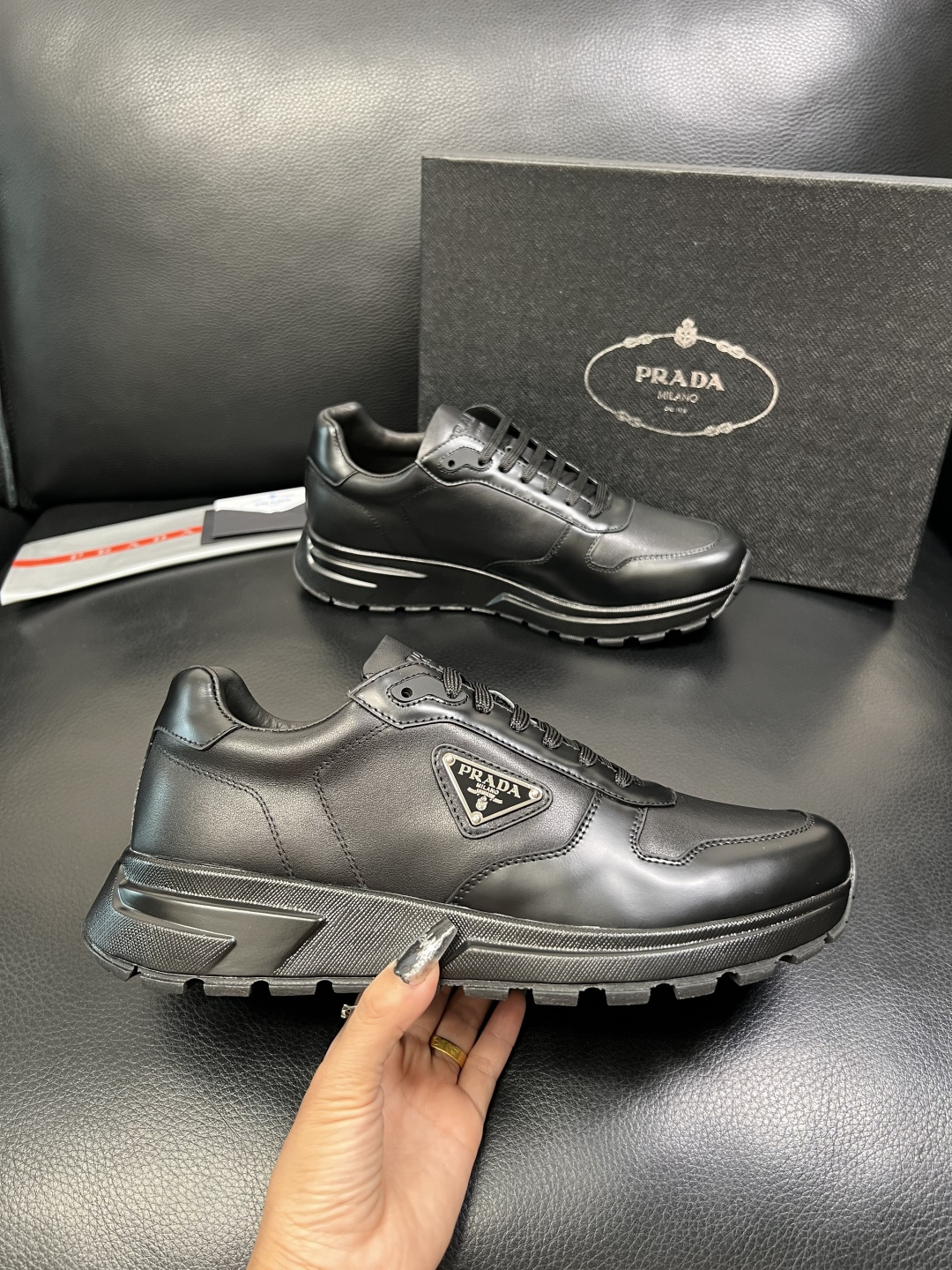 Prada 顶级工艺品，普拉达 专柜同步，原厂配置意大利进口牛皮开边珠面料，进口牛皮内里垫，透气舒适，鞋