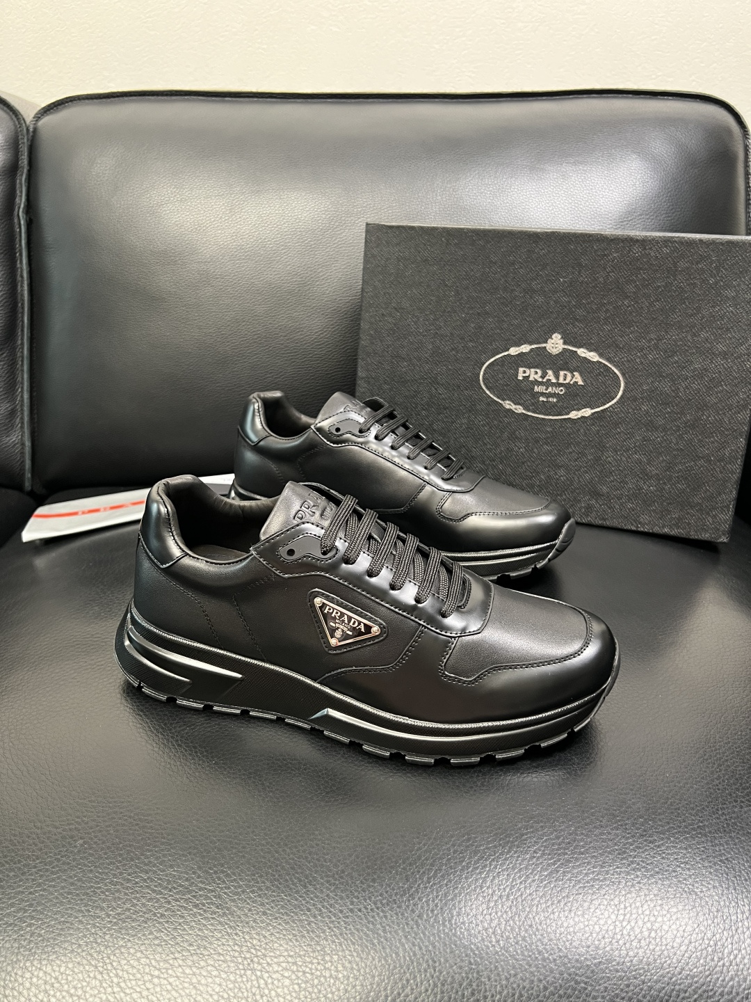 NO:575031,Prada top handicrafts, synchronized with Prada counters, the original factory is equipped with Italian imported cowhide open edge bead fabric, imported cowhide inner pads, breathable and comfortable, the soles are specially provided by the original factory, the original factory follows the order, high quality, welcome to compare, code number 39-44 (customized 45),, prada, prada, cowhide19860909Prada 顶级工艺品,普拉达 专柜同步,原厂配置意大利进口牛皮开边珠面料,进口牛皮内里垫,透气舒适,鞋底原厂特供原版底,原厂跟单货 高品质 欢迎对比,码数 39-44（订做 45）,,prada,prada,cowhide,Men's shoes