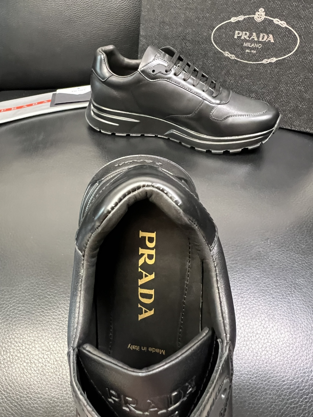 Prada 顶级工艺品，普拉达 专柜同步，原厂配置意大利进口牛皮开边珠面料，进口牛皮内里垫，透气舒适，鞋