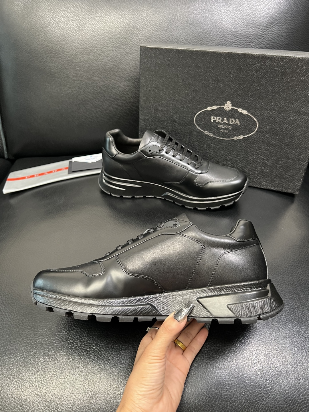 Prada 顶级工艺品，普拉达 专柜同步，原厂配置意大利进口牛皮开边珠面料，进口牛皮内里垫，透气舒适，鞋