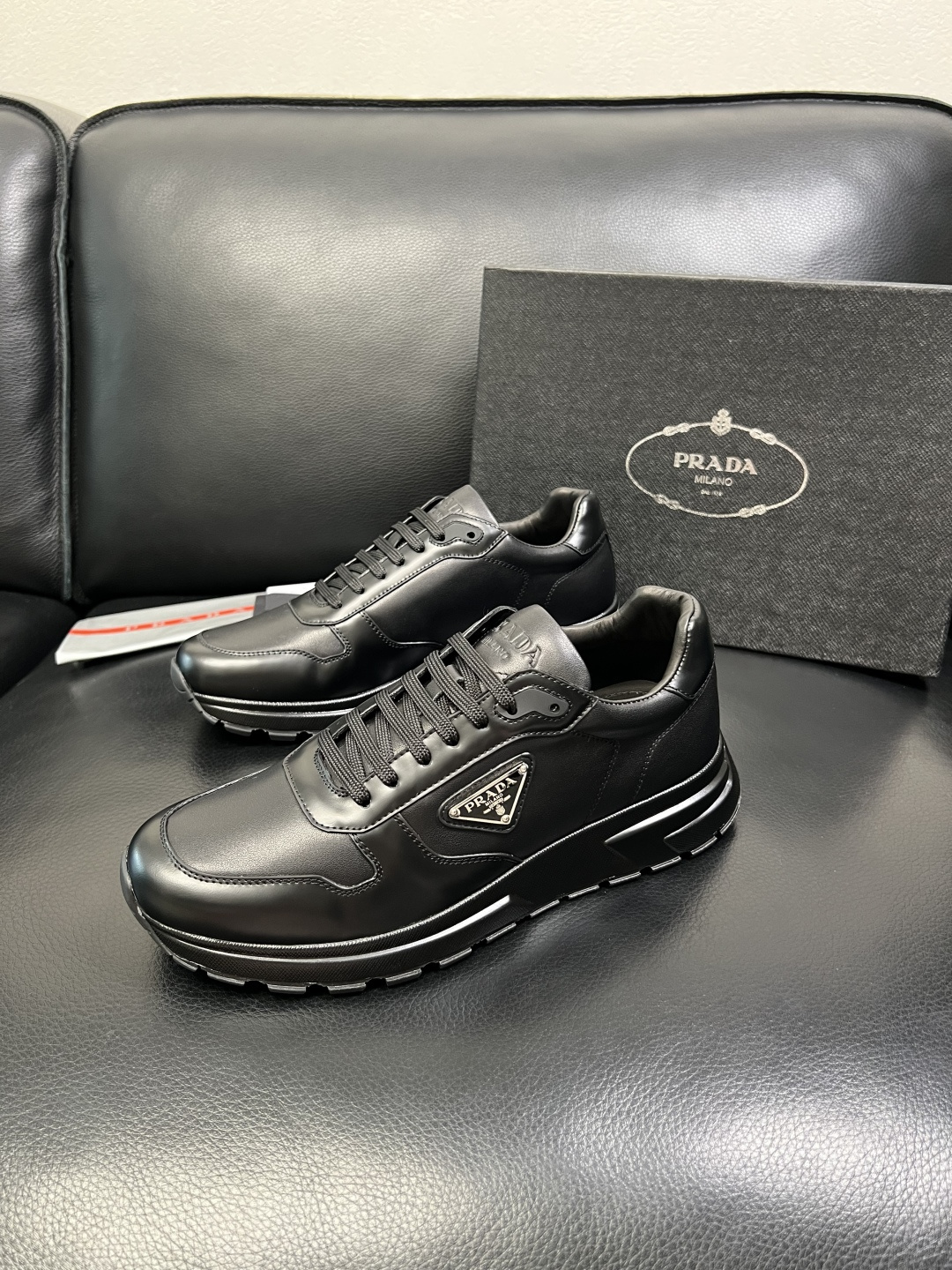 Prada 顶级工艺品，普拉达 专柜同步，原厂配置意大利进口牛皮开边珠面料，进口牛皮内里垫，透气舒适，鞋