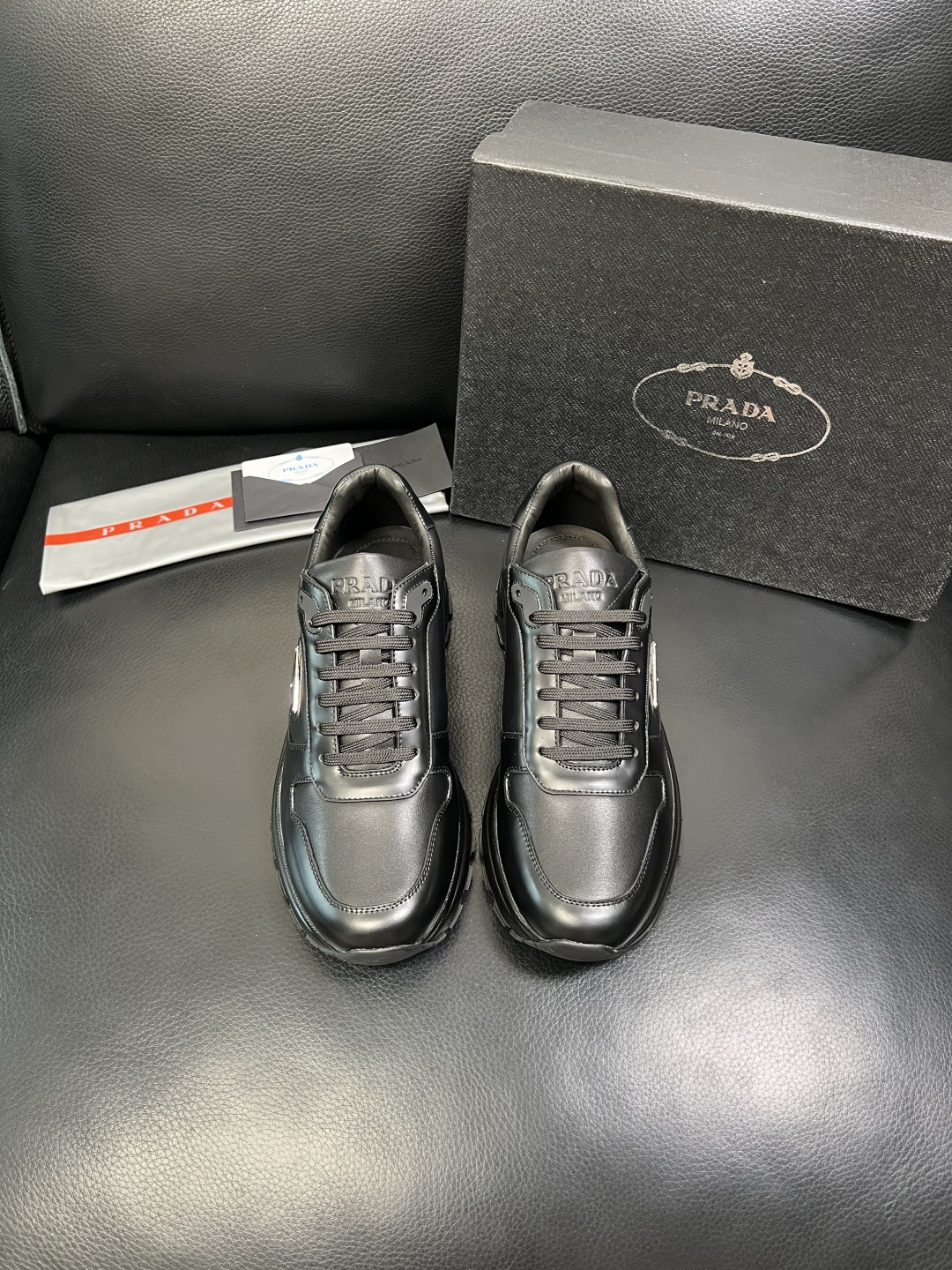 Prada 顶级工艺品，普拉达 专柜同步，原厂配置意大利进口牛皮开边珠面料，进口牛皮内里垫，透气舒适，鞋