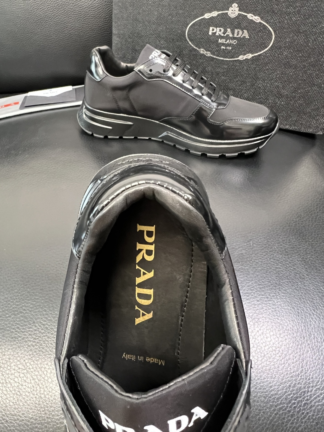 Prada 顶级工艺品，普拉达 专柜同步，原厂配置意大利进口牛皮面料，进口牛皮内里垫，透气舒适，鞋底：原