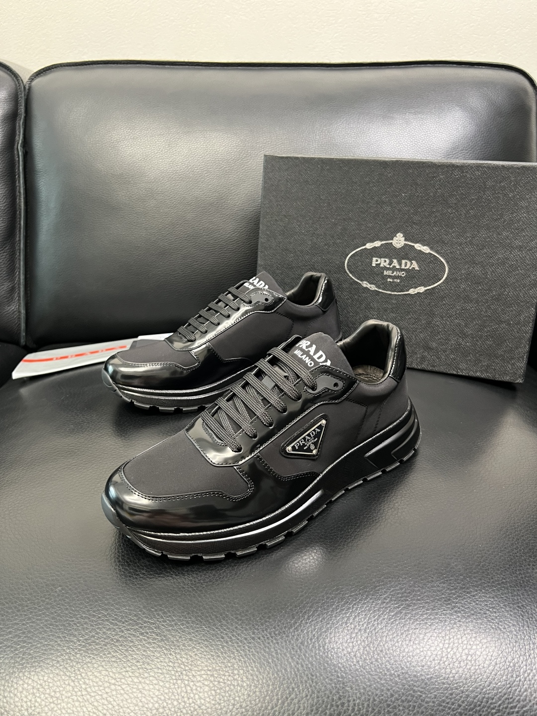 Prada 顶级工艺品，普拉达 专柜同步，原厂配置意大利进口牛皮面料，进口牛皮内里垫，透气舒适，鞋底：原