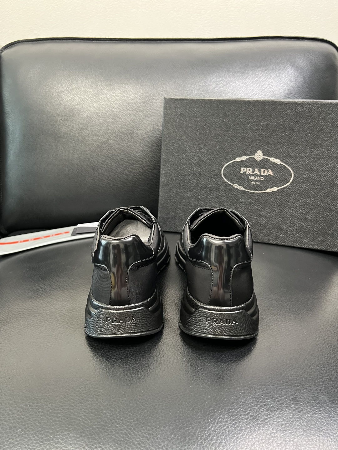 Prada 顶级工艺品，普拉达 专柜同步，原厂配置意大利进口牛皮面料，进口牛皮内里垫，透气舒适，鞋底：原