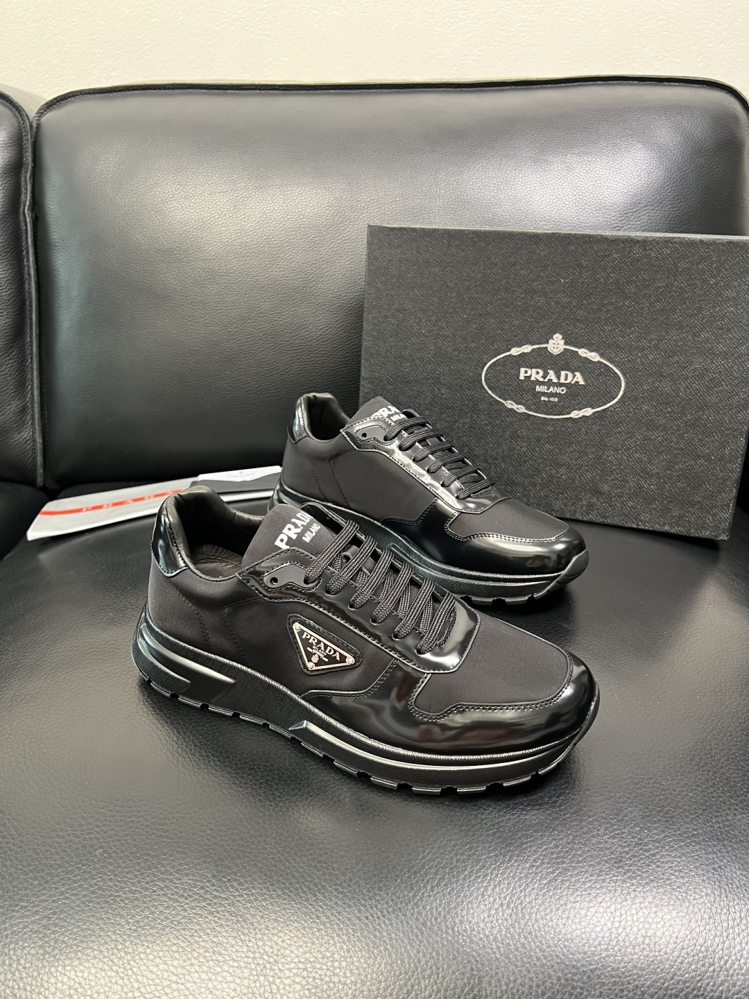 Prada 顶级工艺品，普拉达 专柜同步，原厂配置意大利进口牛皮面料，进口牛皮内里垫，透气舒适，鞋底：原