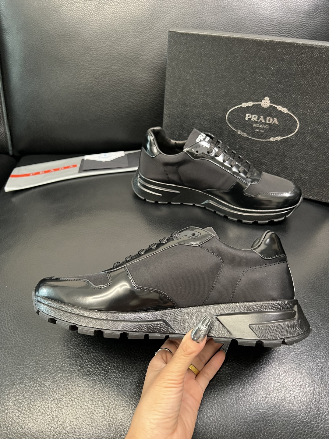 Prada 顶级工艺品，普拉达 专柜同步，原厂配置意大利进口牛皮面料，进口牛皮内里垫，透气舒适，鞋底：原