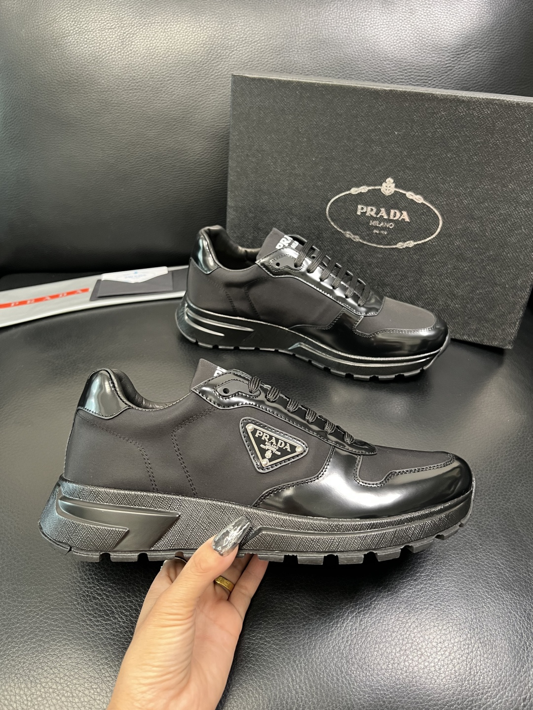 Prada 顶级工艺品，普拉达 专柜同步，原厂配置意大利进口牛皮面料，进口牛皮内里垫，透气舒适，鞋底：原