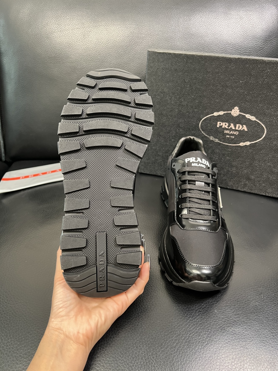 Prada 顶级工艺品，普拉达 专柜同步，原厂配置意大利进口牛皮面料，进口牛皮内里垫，透气舒适，鞋底：原