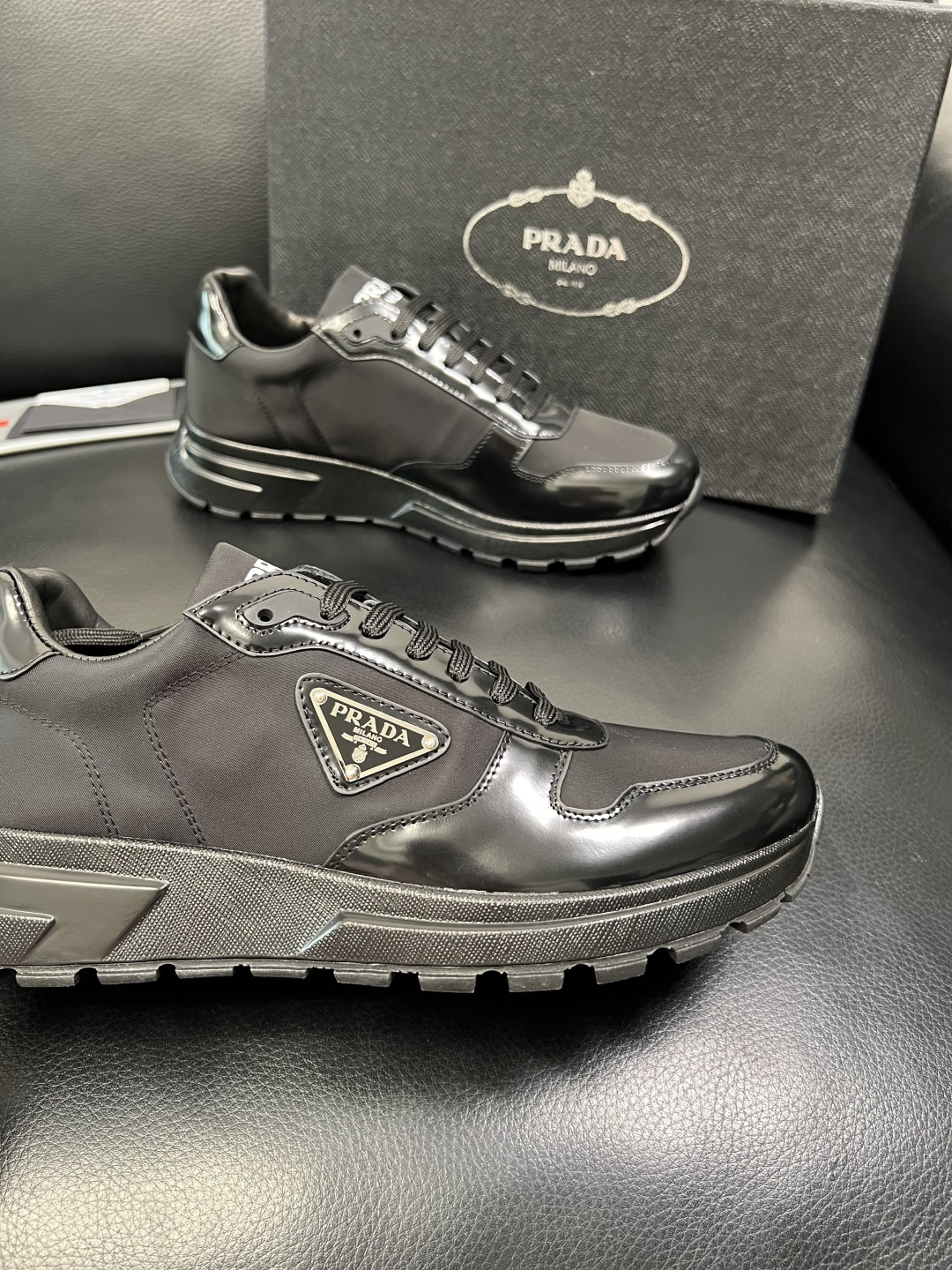 Prada 顶级工艺品，普拉达 专柜同步，原厂配置意大利进口牛皮面料，进口牛皮内里垫，透气舒适，鞋底：原