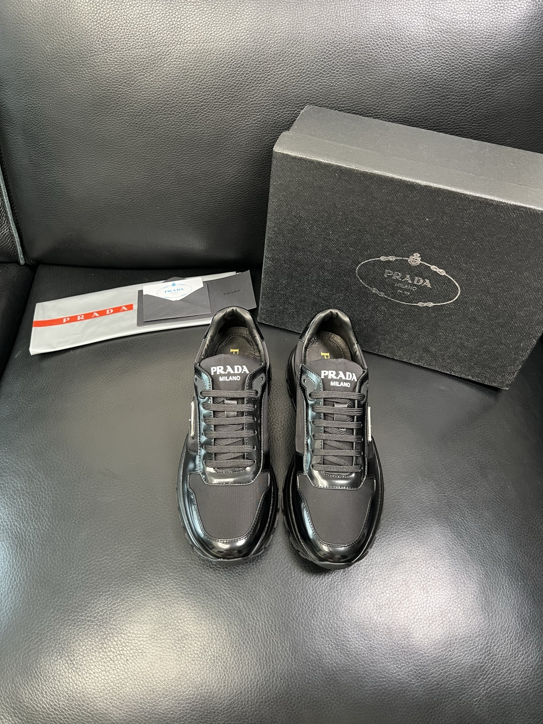 Prada 顶级工艺品，普拉达 专柜同步，原厂配置意大利进口牛皮面料，进口牛皮内里垫，透气舒适，鞋底：原