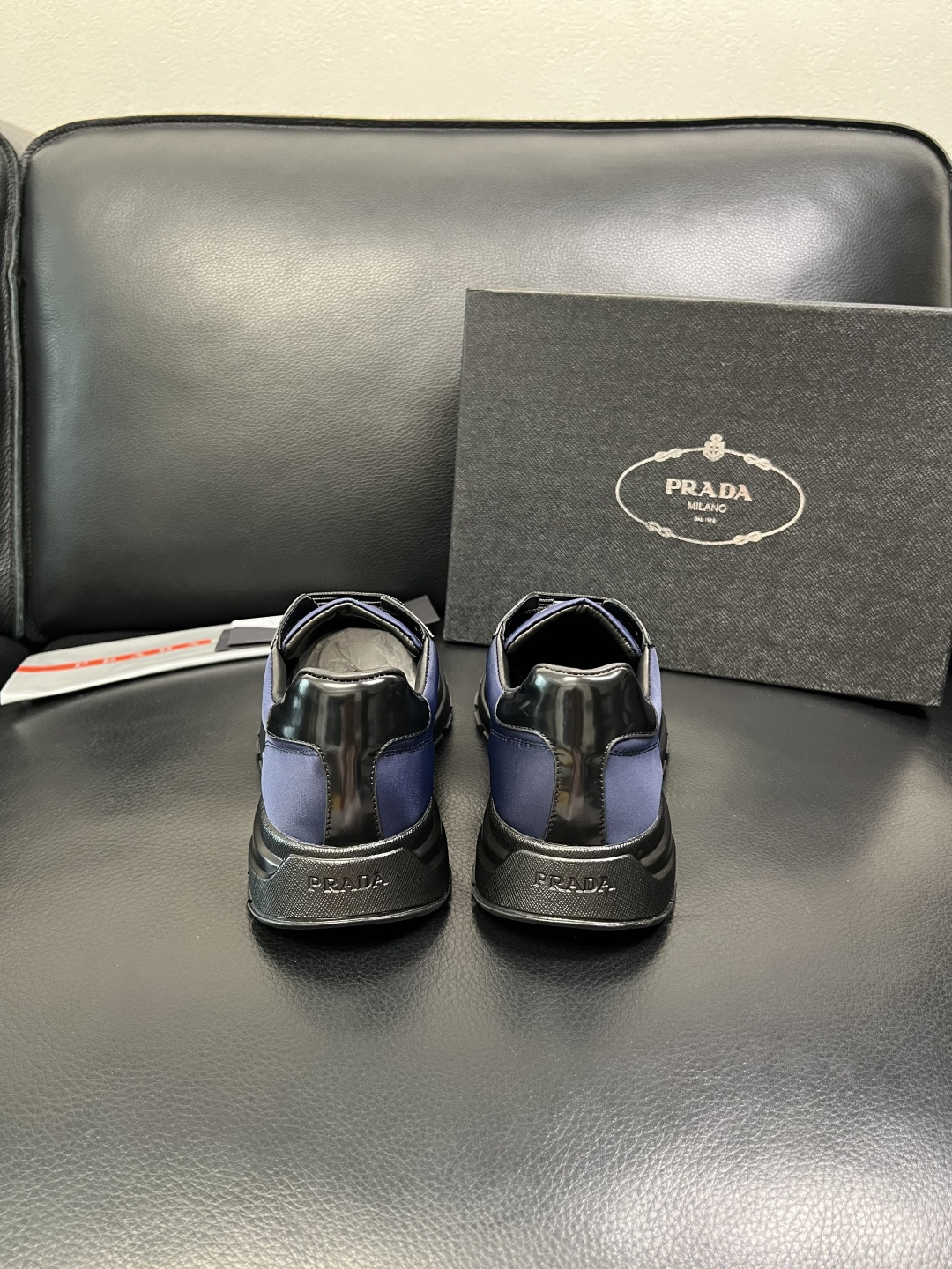 Prada 顶级工艺品，普拉达 专柜同步，原厂配置意大利进口牛皮面料，进口牛皮内里垫，透气舒适，鞋底：原