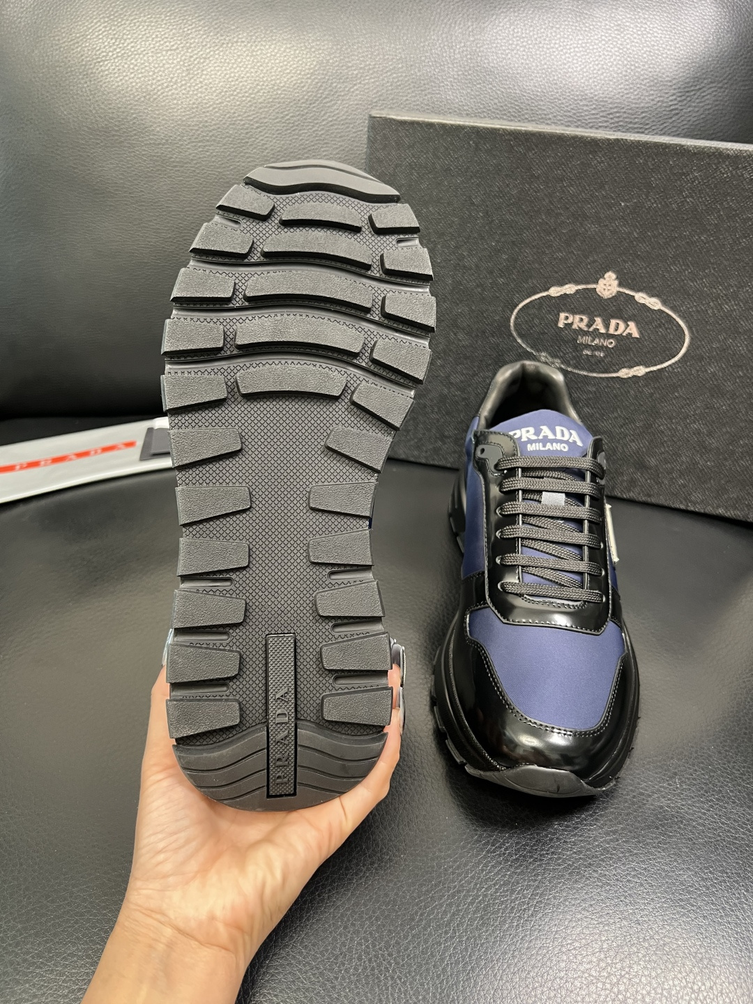 Prada 顶级工艺品，普拉达 专柜同步，原厂配置意大利进口牛皮面料，进口牛皮内里垫，透气舒适，鞋底：原