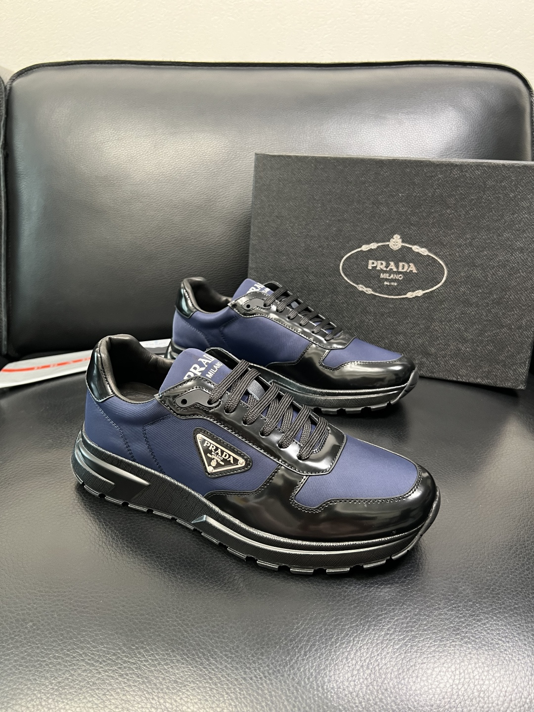 NO:575037,Prada top handicrafts, synchronized with Prada counters, original factory configuration of Italian imported cowhide fabric, imported cowhide lining, breathable and comfortable, original soles specially provided by the original factory, original factory and single goods, high quality, welcome to compare, code number 39-44 (customized 45),, prada, prada, cowhide19860909Prada 顶级工艺品,普拉达 专柜同步,原厂配置意大利进口牛皮面料,进口牛皮内里垫,透气舒适,鞋底原厂特供原版底,原厂跟单货 高品质 欢迎对比,码数 39-44（订做 45）,,prada,prada,cowhide,Men's shoes