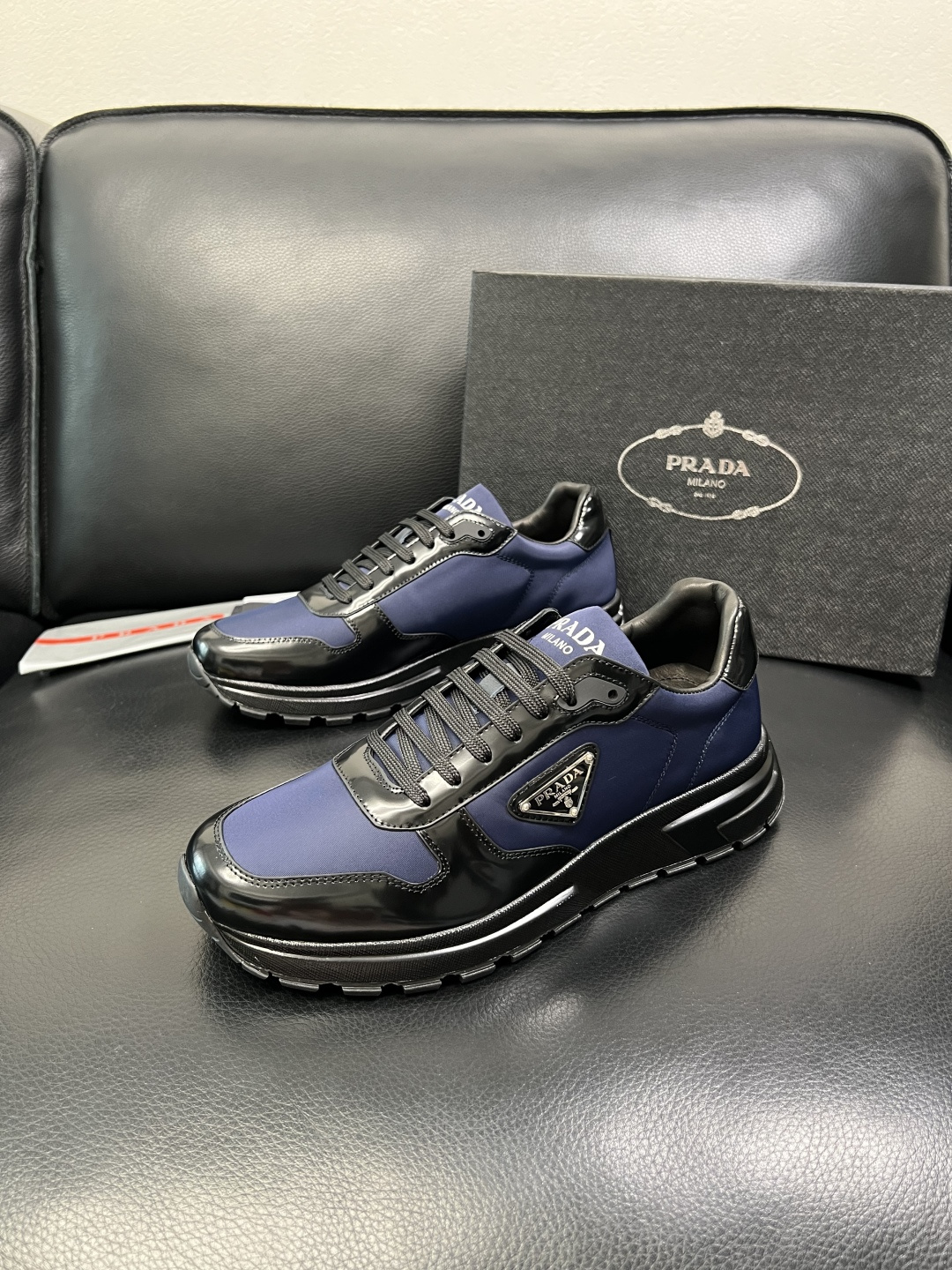 Prada 顶级工艺品，普拉达 专柜同步，原厂配置意大利进口牛皮面料，进口牛皮内里垫，透气舒适，鞋底：原