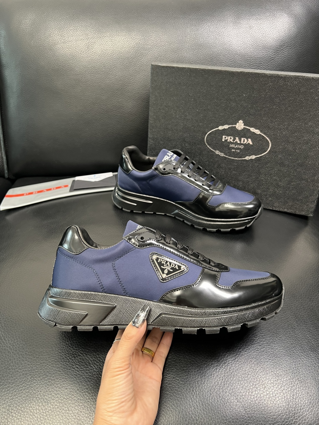 Prada 顶级工艺品，普拉达 专柜同步，原厂配置意大利进口牛皮面料，进口牛皮内里垫，透气舒适，鞋底：原