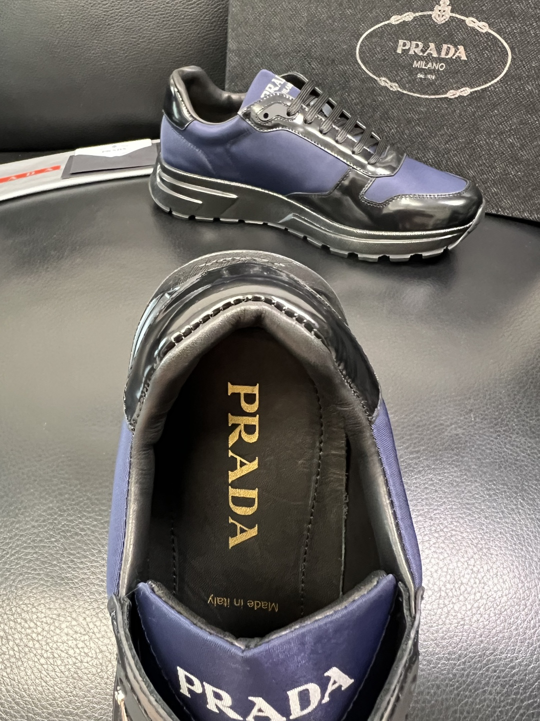 Prada 顶级工艺品，普拉达 专柜同步，原厂配置意大利进口牛皮面料，进口牛皮内里垫，透气舒适，鞋底：原