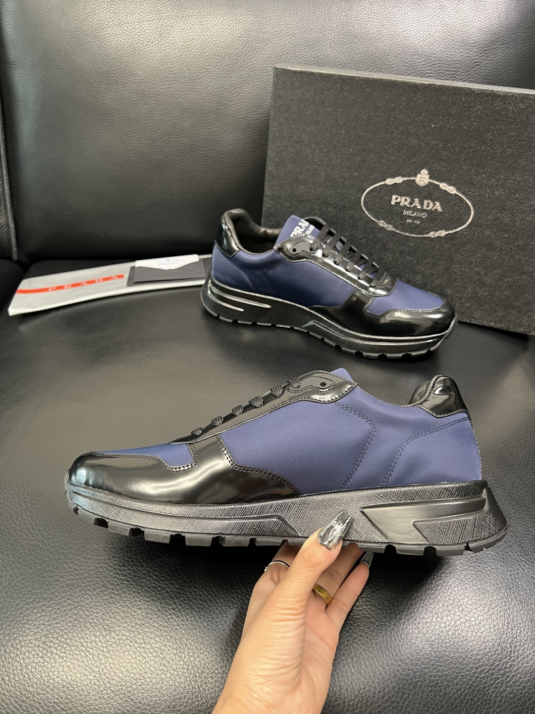 Prada 顶级工艺品，普拉达 专柜同步，原厂配置意大利进口牛皮面料，进口牛皮内里垫，透气舒适，鞋底：原