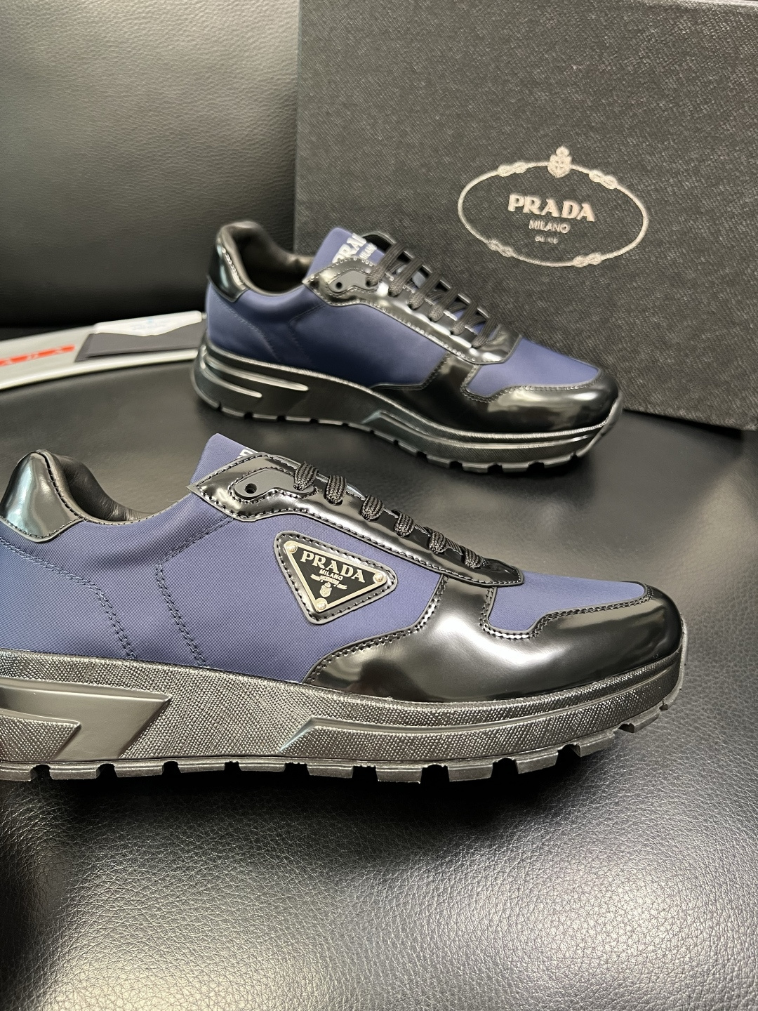 Prada 顶级工艺品，普拉达 专柜同步，原厂配置意大利进口牛皮面料，进口牛皮内里垫，透气舒适，鞋底：原