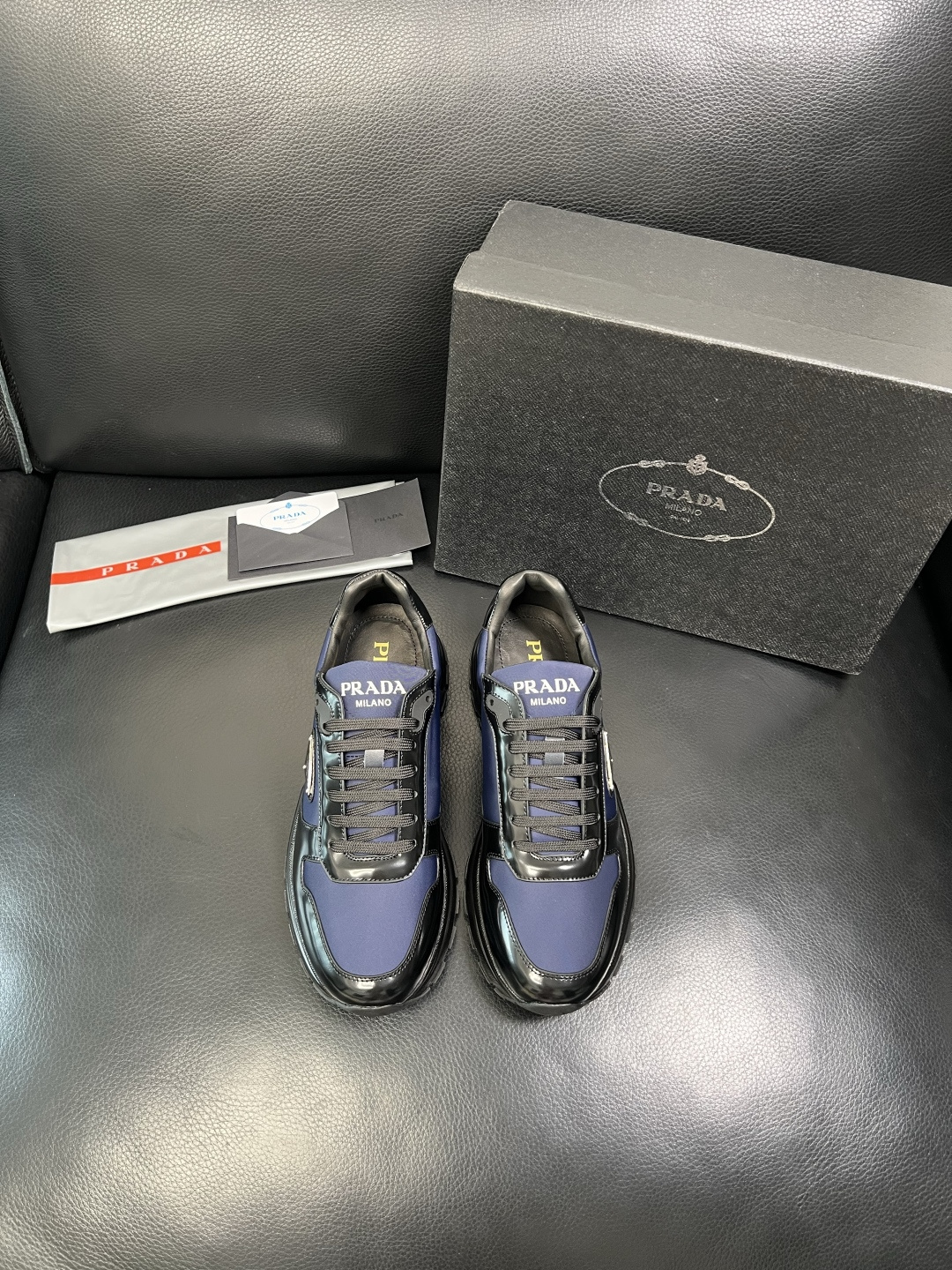 Prada 顶级工艺品，普拉达 专柜同步，原厂配置意大利进口牛皮面料，进口牛皮内里垫，透气舒适，鞋底：原