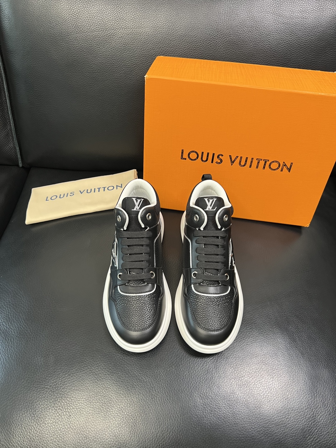 Lv 高品质 顶级工艺品 路易威登，运动板鞋专柜同步，鞋面意大利进口，高品质拼接缤纷色彩复杂工艺品，进口