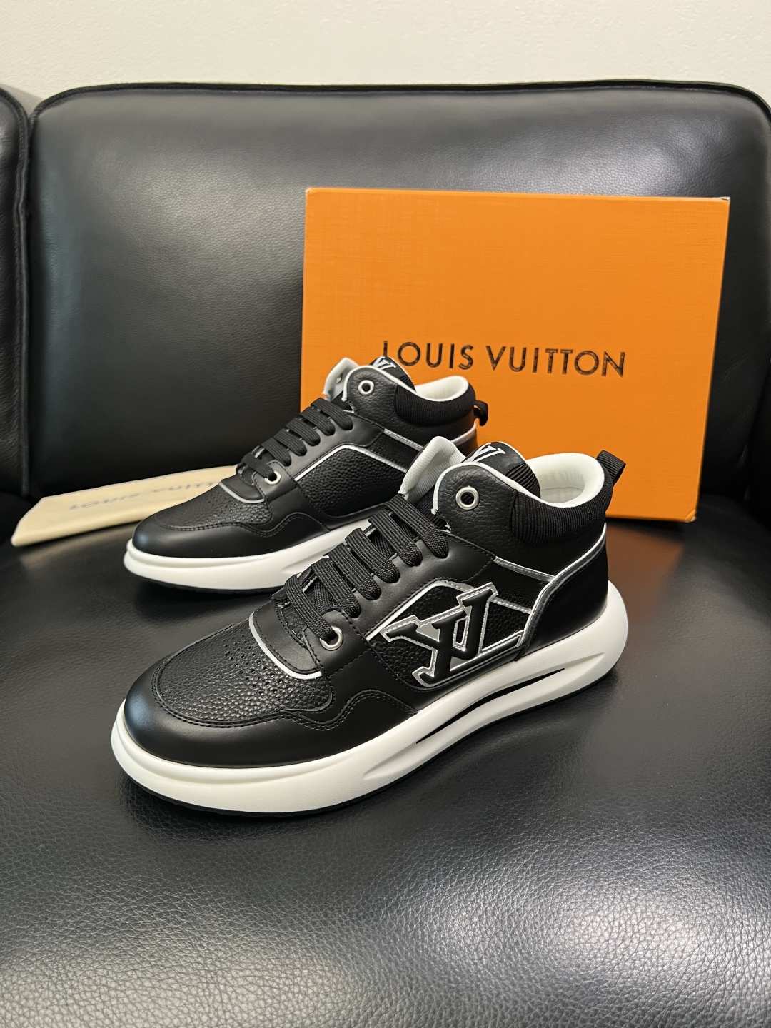 Lv 高品质 顶级工艺品 路易威登，运动板鞋专柜同步，鞋面意大利进口，高品质拼接缤纷色彩复杂工艺品，进口