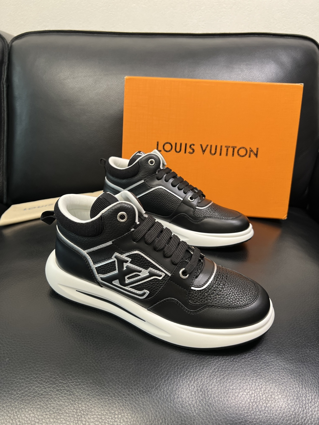 Lv 高品质 顶级工艺品 路易威登，运动板鞋专柜同步，鞋面意大利进口，高品质拼接缤纷色彩复杂工艺品，进口