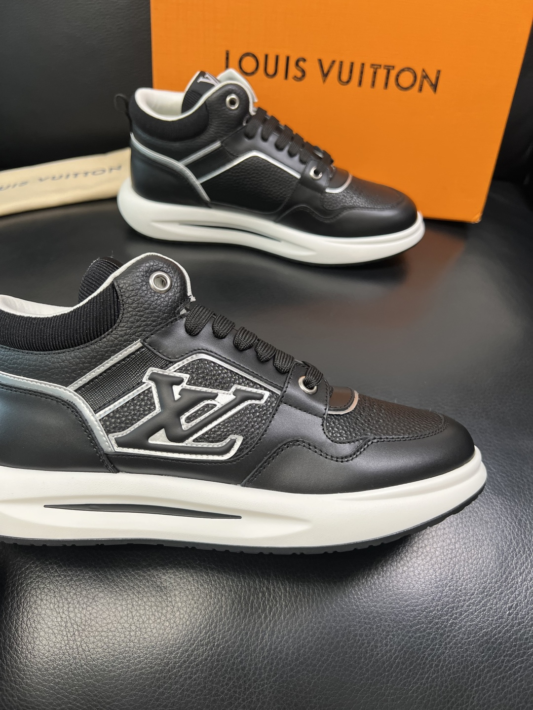 Lv 高品质 顶级工艺品 路易威登，运动板鞋专柜同步，鞋面意大利进口，高品质拼接缤纷色彩复杂工艺品，进口