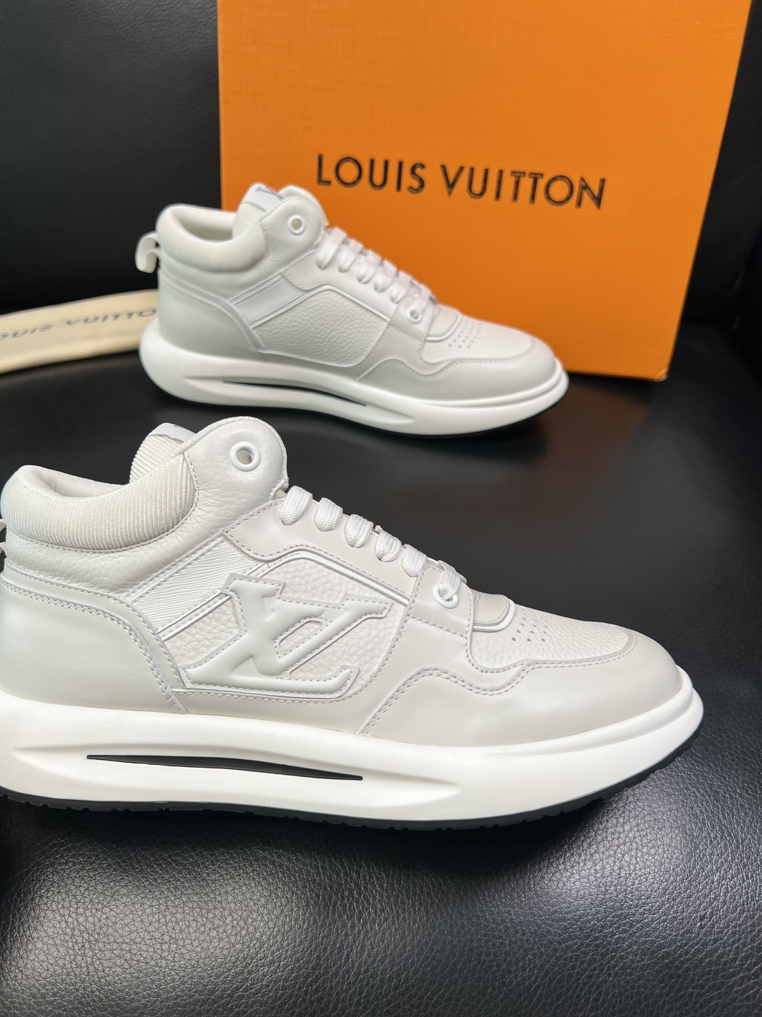 Lv 高品质 顶级工艺品 路易威登，运动板鞋专柜同步，鞋面意大利进口，高品质拼接缤纷色彩复杂工艺品，进口