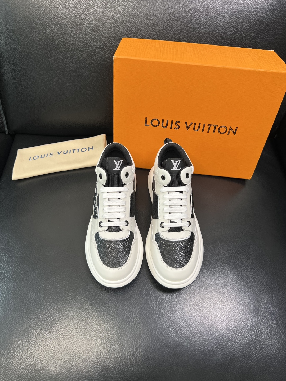 Lv 高品质 顶级工艺品 路易威登，运动板鞋专柜同步，鞋面意大利进口，高品质拼接缤纷色彩复杂工艺品，进口