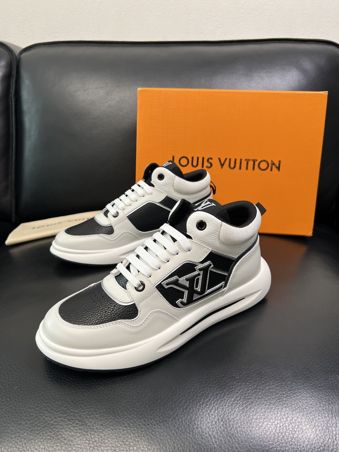 Lv 高品质 顶级工艺品 路易威登，运动板鞋专柜同步，鞋面意大利进口，高品质拼接缤纷色彩复杂工艺品，进口