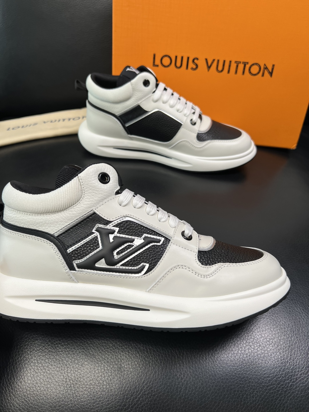 Lv 高品质 顶级工艺品 路易威登，运动板鞋专柜同步，鞋面意大利进口，高品质拼接缤纷色彩复杂工艺品，进口