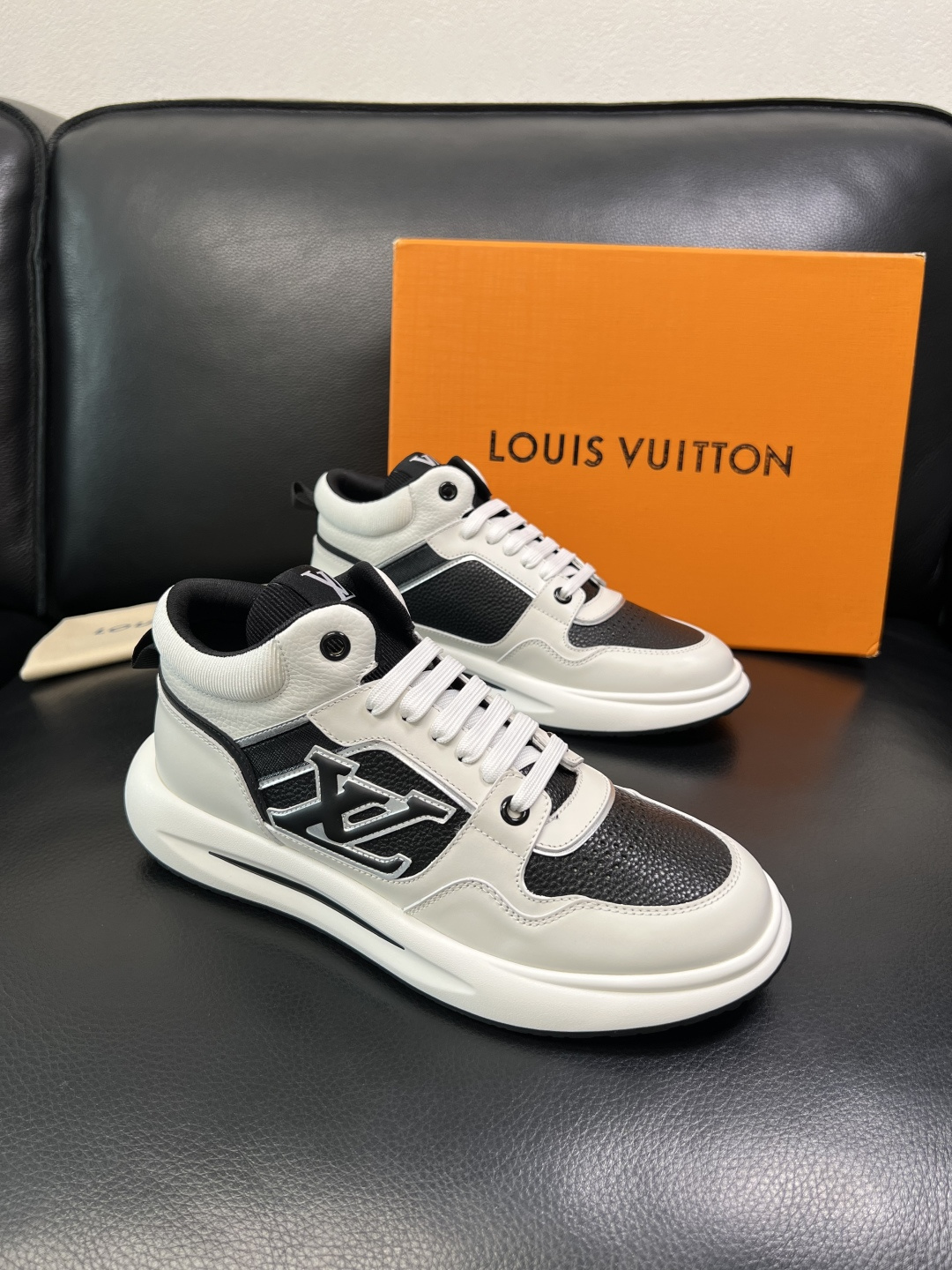 Lv 高品质 顶级工艺品 路易威登，运动板鞋专柜同步，鞋面意大利进口，高品质拼接缤纷色彩复杂工艺品，进口